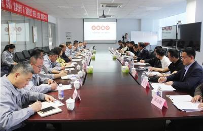 中國汽車工業(yè)協(xié)會副秘書長葉盛基一行蒞臨華晨專用車調(diào)研并指導(dǎo)廣告設(shè)計(jì)工作